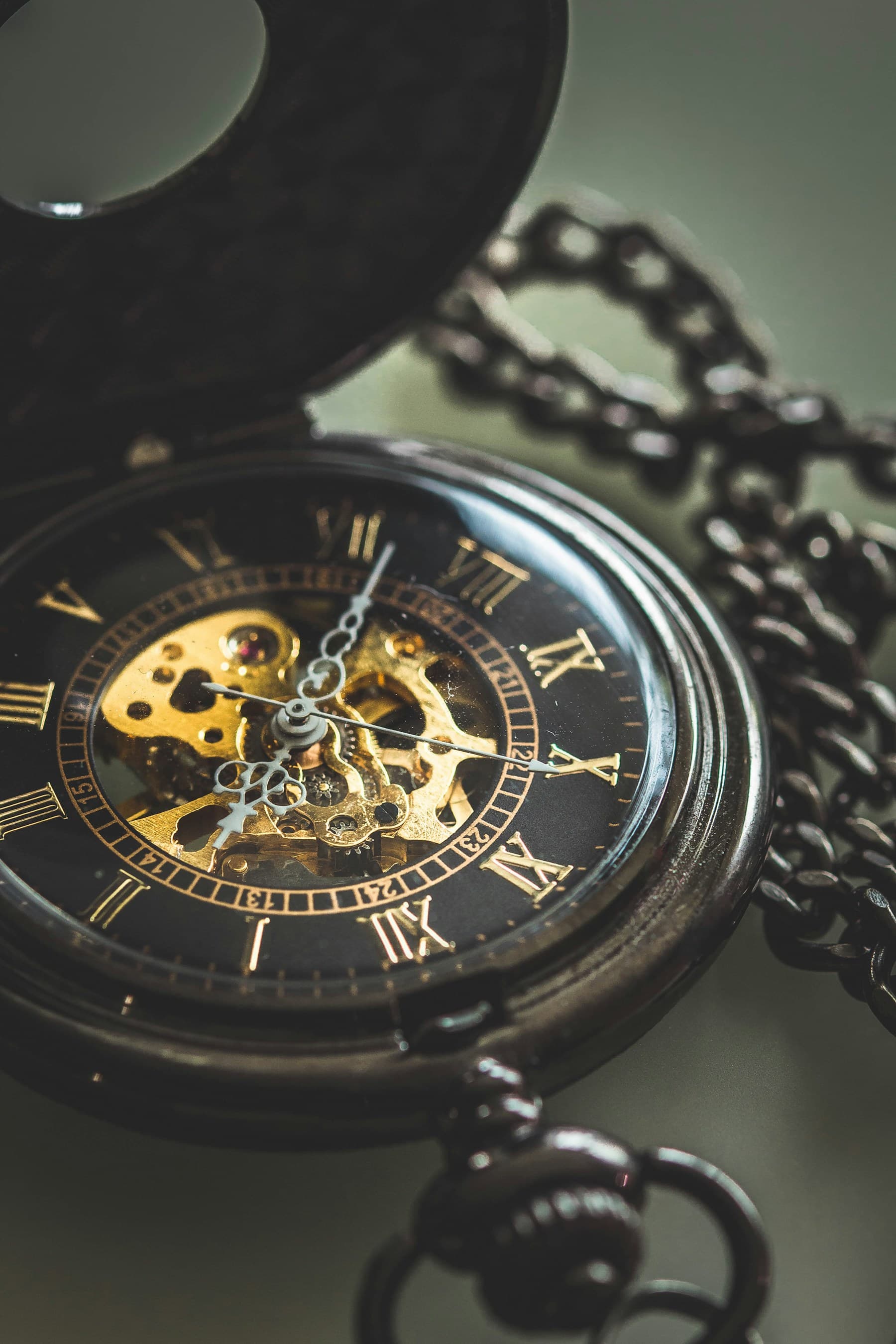 Orologio vintage su scrivania in legno